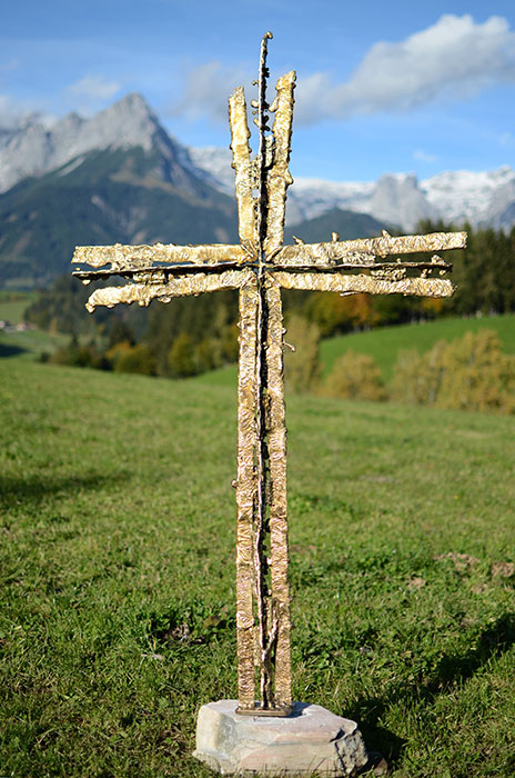 Grabkreuz aus Bronze mit angeschmolzener Oberfläche